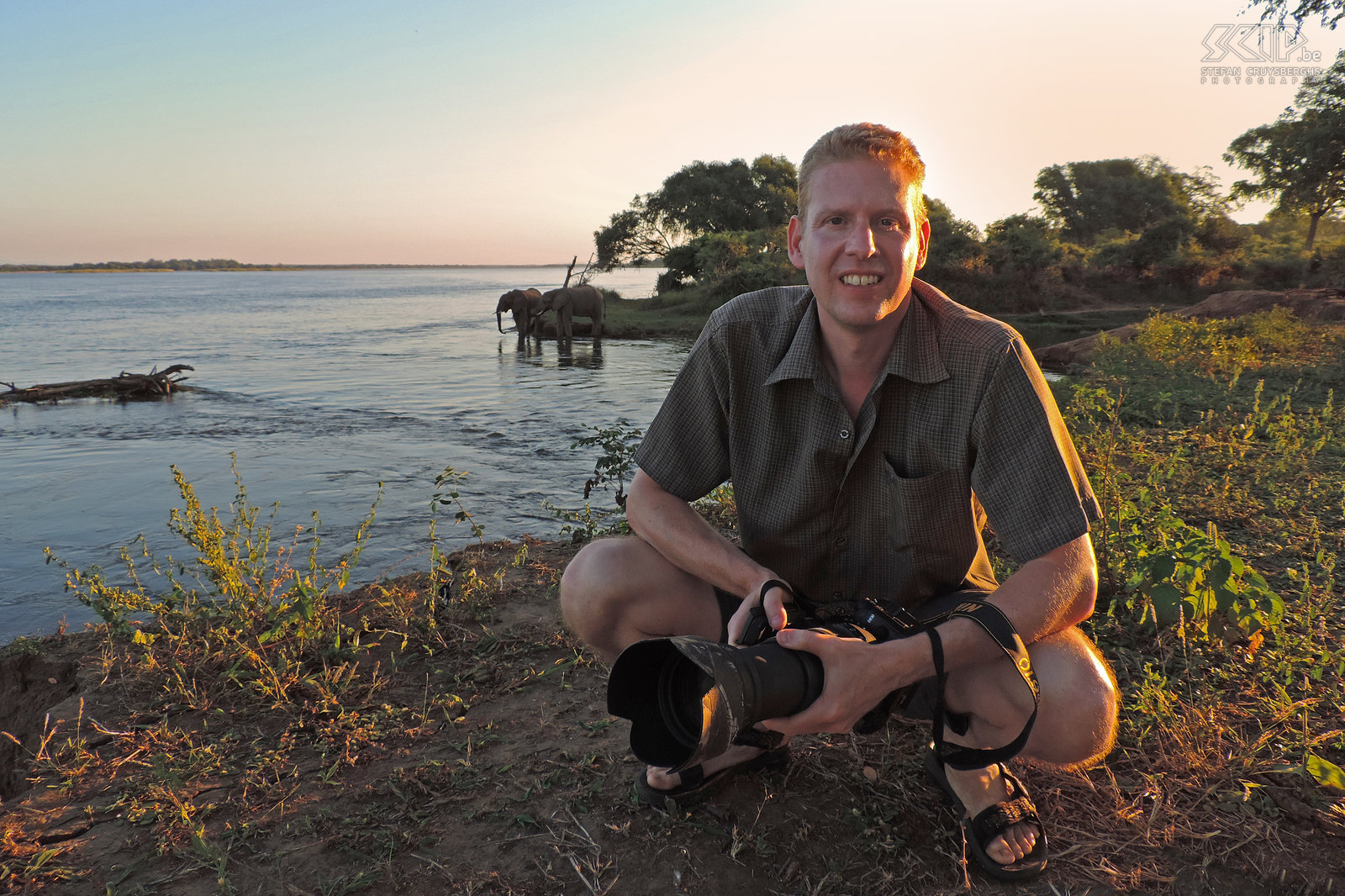 Lower Zambezi - Stefan met olifanten Op 50 meter van onze tenten zien we een familie olifanten. Twee olifanten komen naar de rivier om er te drinken. ’s Nachts graasde een nijlpaard langs onze tent en heel dichtbij kwamen ook hyena’s een kijkje nemen. Stefan Cruysberghs